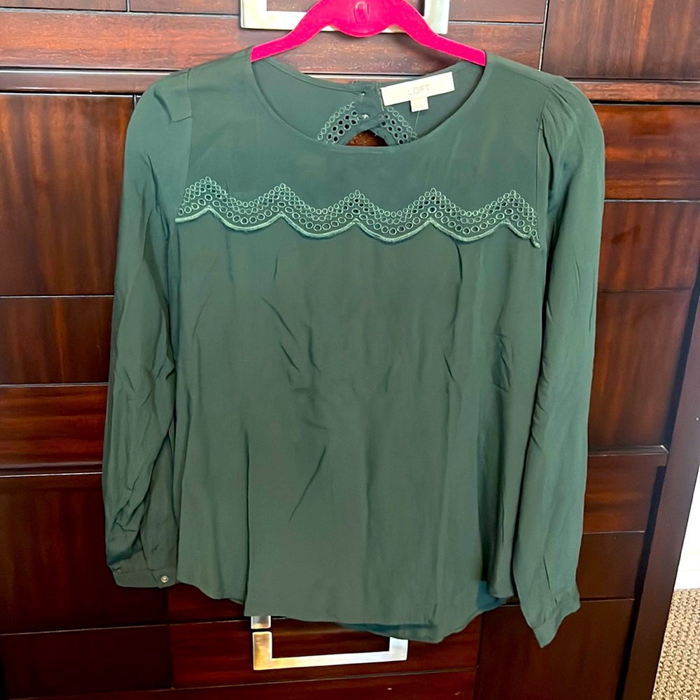 Emerald green blouse with beautiful detailed by the collar size xs
